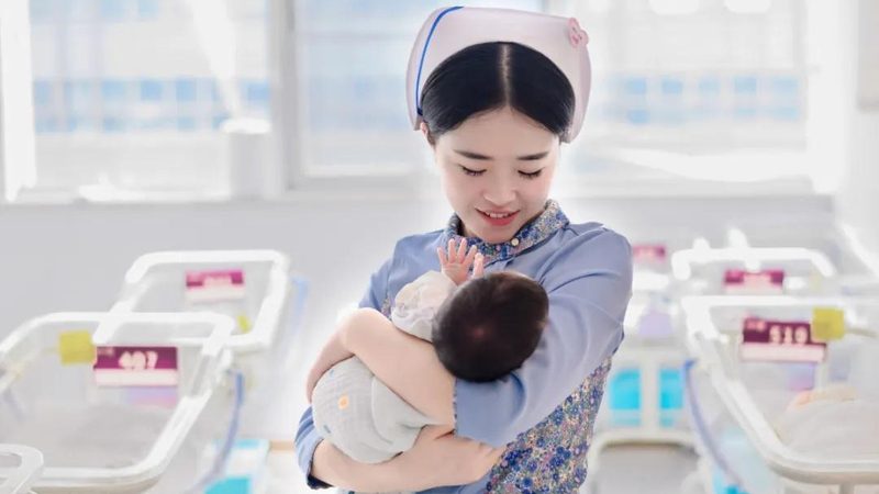 育儿嫂日常护理：宝宝一天照顾步骤详解